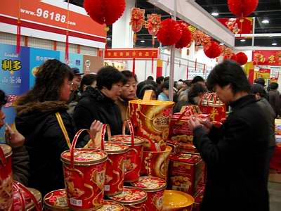 第十六屆上海“農(nóng)博會(huì)”開幕 市民提前置辦年貨